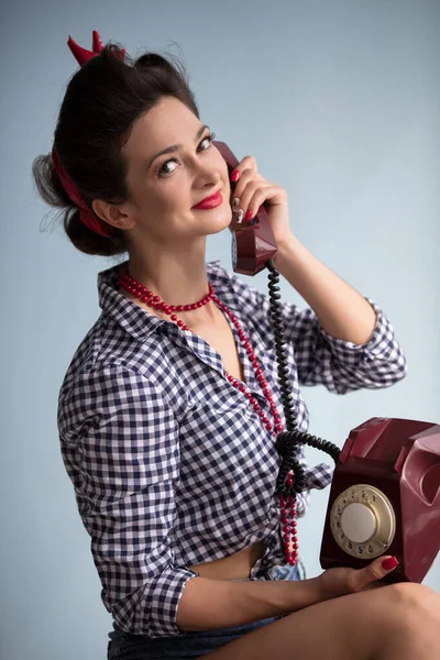 Mulher no estilo dos anos 50. retro mulher detém um telefone. — Fotografia de Stock