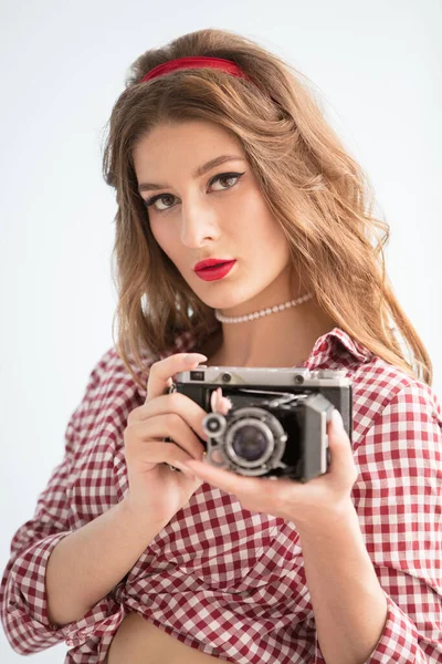 Menina bonita com câmera retro. Mulher fotógrafa no estilo dos anos 50 — Fotografia de Stock