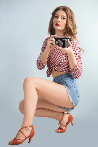 Schöne Retro-Fotografin mit einer Vintage-Fotokamera. — Stockfoto