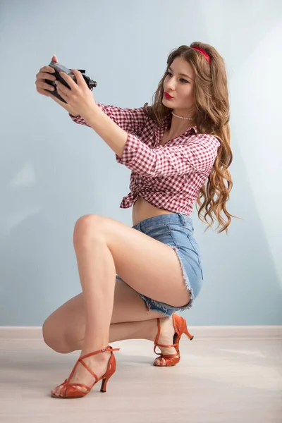 Красивая ретро девушка фотограф с винтажной фотокамерой. — стоковое фото