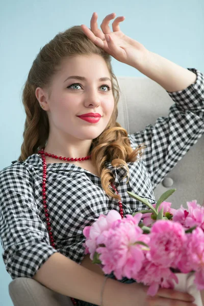 Mooi retro meisje met een boeket bloemen — Stockfoto