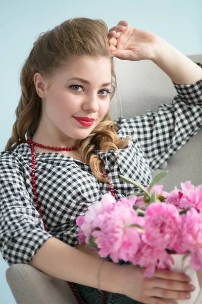 Mooi retro meisje met een boeket bloemen — Stockfoto