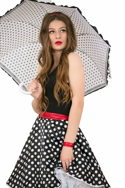 Schöne Retro-Mädchen. Frau im Rock mit Tupfen und Regenschirm. — Stockfoto