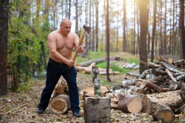 Odun kesen güçlü bir adam..