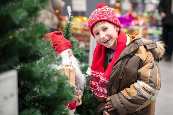 Радісна дитина з іграшкою Санта Клаус на Різдвяному ринку. Щасливий хлопчик у Кристамі.. — стокове фото