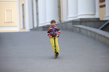 Şehir parkında motosikletli bir çocuk mutlu..