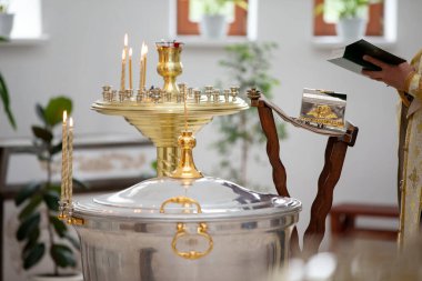 Bir çocuğun vaftizi sırasında kilisenin içi. Vaftiz için banyo.