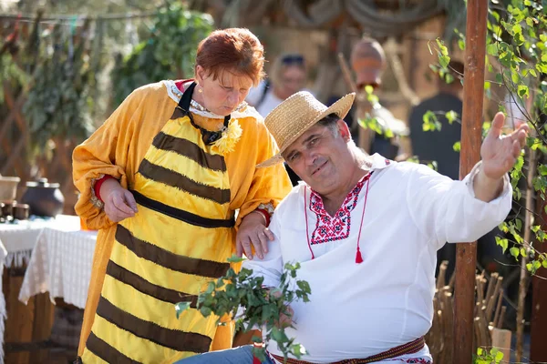 08 2020 벨 라루스 , Lyaskovichi. 도시에서의 휴가. 슬라브 국가의 옷을 입고 여자와 함께 있는 남자. 우크라이나. — 스톡 사진