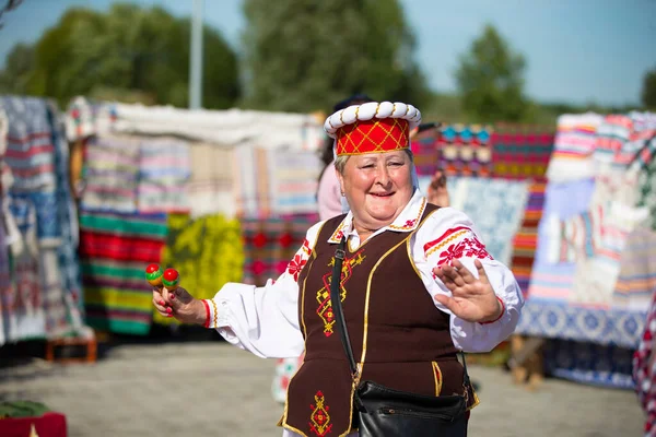 08 29 2020 Belarus, Lyaskovichi. A holiday in the city. A woman in Slavic national dress is dancing. — Stock Photo, Image