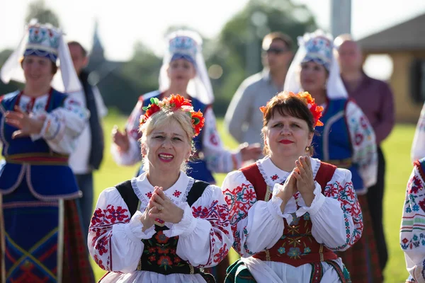 08 29 2020 Białoruś, Liaskovichi. Świętowanie w mieście. Kobiety w narodowych słowiańskich ubraniach na uroczystości. — Zdjęcie stockowe