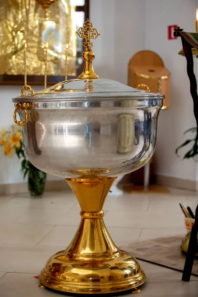 Bir çocuğun vaftizi sırasında kilisenin içi. Vaftiz için banyo.