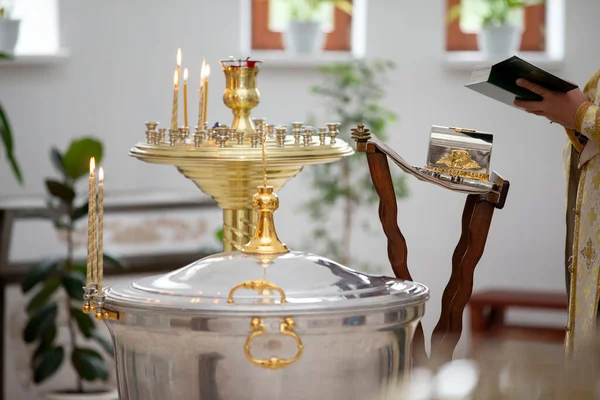 Bir çocuğun vaftizi sırasında kilisenin içi. Vaftiz için banyo.