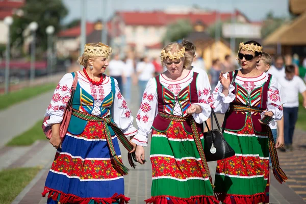 08 29 2020 Bělorusko, Lyaskoviči. Dovolená ve městě. Po cestě kráčí ženy v národních slovanských šatech. Ukrajinština nebo běloruština. — Stock fotografie