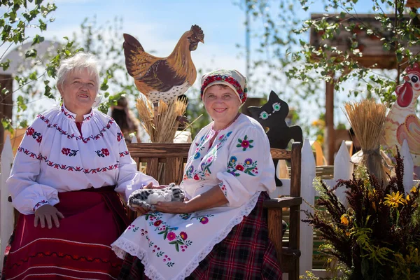 08 29 2020 Belarus, Lyaskovichi. Şehirde bir kutlama var. Ulusal giyinmiş yaşlı Slav kadınlar. — Stok fotoğraf