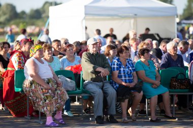 08 29 2020 Belarus, Lyaskovichi. Şehirde bir kutlama var. Rus köylüleri yaz konserinde.