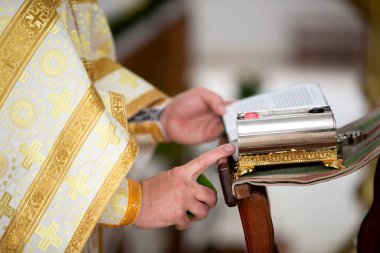 Rahipler kilise ayinine hazırlanırken kilisenin bir özniteliğini taşıyorlar.