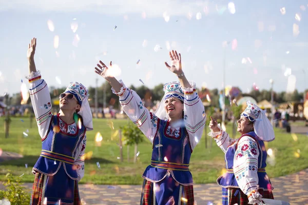 08 29 2020 Białoruś, Liaskovichi. Świętowanie w mieście. Szczęśliwe kobiety w narodowych ukraińskich lub białoruskich kostiumach na wakacje. — Zdjęcie stockowe