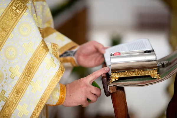 As mãos dos sacerdotes seguram um atributo da igreja. — Fotografia de Stock