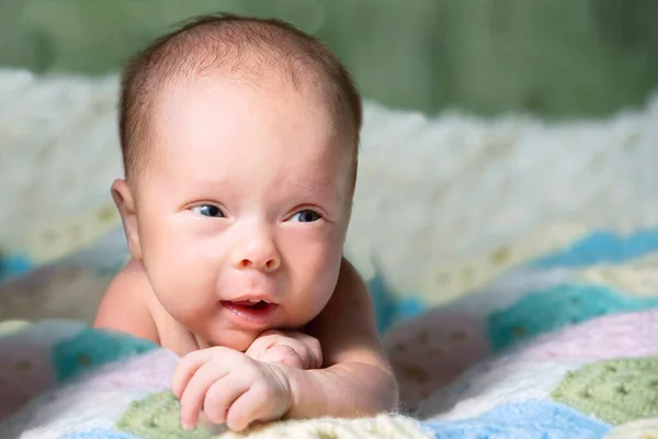 Retrato de bebé recién nacido de cerca. Un bebé con ojos inteligentes. — Foto de Stock