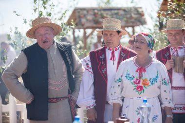 08 29 2020 Belarus, Lyaskovichi. Şehirde bir kutlama var. Nakışlı gömlekler içinde Ukraynalı yaşlı bir aile. Karı koca, Slavlar 'ın ulusal elbiseleridir..