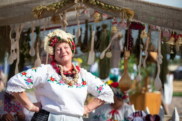 08 29 2020 Belarus, Lyakhovichi. Femme ukrainienne en chemise brodée sur un fond rustique. Vêtements slaves. — Photo