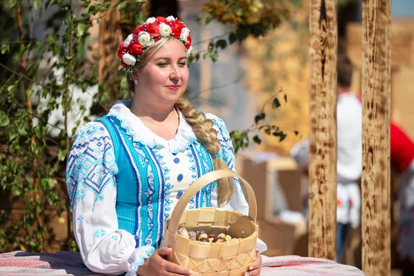 08 29 2020 Bielorussia, Lyaskovichi. Vacanza nella città.Bella donna slava grassoccia in una camicia ricamata e una ghirlanda con una treccia.Donna etnica russa o bielorussa. — Foto Stock