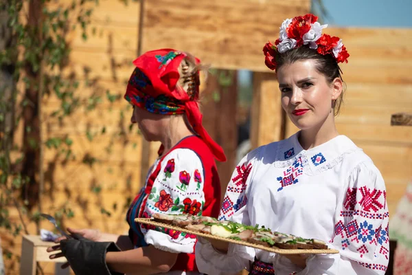 08 29 2020 Беларусь, Ляховичи. Городской праздник. Красивая славянская женщина в вышитой рубашке. — стоковое фото