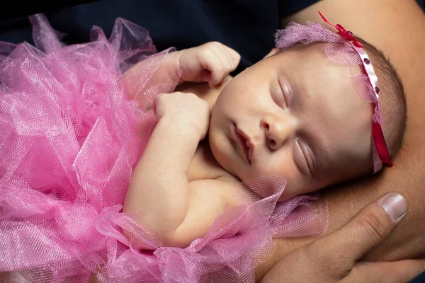 Recién nacida chica inteligente duerme en sus brazos. — Foto de Stock