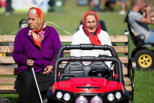 Augusztus 29, 2020 Belarusz, Gomil. Városi ünnep. Régi orosz nagymamák a háttérben az autó. — Stock Fotó