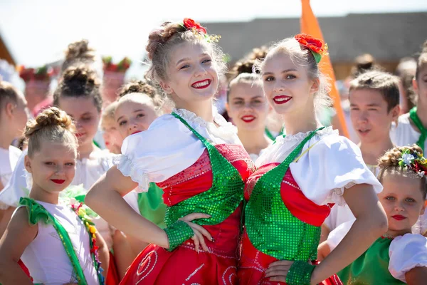 29 sierpnia 2020 Białoruś, Gomil. Święto miasta. Dwie dziewczyny tancerki w kolorowych kostiumach. — Zdjęcie stockowe