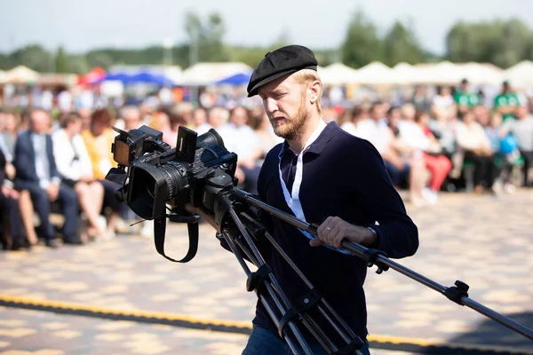 29 de agosto de 2020 Belarus, Gomil. Férias. Videógrafo com uma câmera de vídeo. — Fotografia de Stock