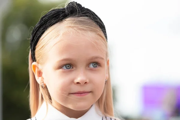 青い目の少女のクローズアップ。小学生の子。. — ストック写真