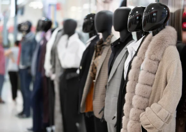 Una serie de manicuras negras en la tienda vestida con abrigos de piel negra. — Foto de Stock