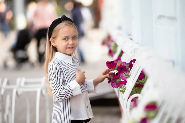 Radosna dziewczynka na ulicy miasta. Dziecko w środowisku miejskim. — Zdjęcie stockowe