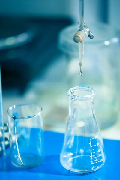 Una Gota Agua Gotea Tubo Ensayo Vidrio — Foto de Stock