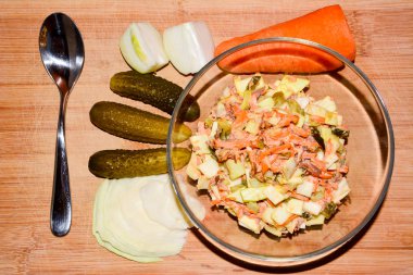 Vitamini lahana, havuç, soğan, salatalık turşusu, salata ahşap konulu beef. Sağlıklı beslenme. Ev yapımı