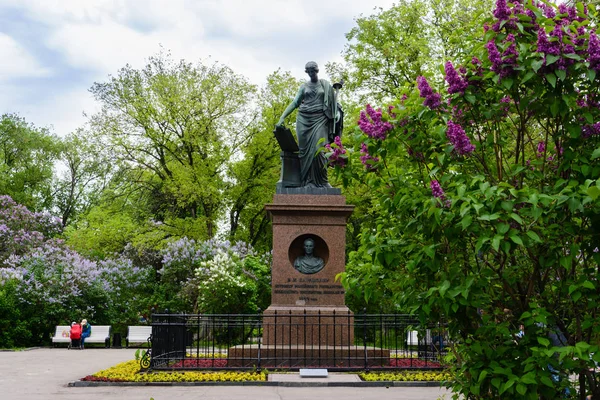 Ulyanovsk, Rusya - 25 Mayıs 2018: Simbirsk içinde yerli Simbirsk il Rus tarihçi ve yazar Nikolai Karamzin onuruna 1845 yılında kurulan Anıt. yazarı Galberg.