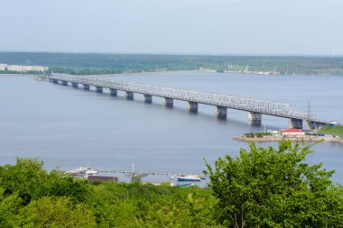 Volga 'daki İmparatorluk Köprüsü. Rusya 'nın Ulyanovsk kentinde, ilkbaharda Volga nehri üzerinde bir köprü. Ulyanovsk 'taki Volga' nın tepesinden manzara..