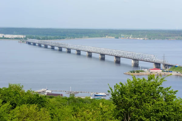 Volga 'daki İmparatorluk Köprüsü. Rusya 'nın Ulyanovsk kentinde, ilkbaharda Volga nehri üzerinde bir köprü. Ulyanovsk 'taki Volga' nın tepesinden manzara..