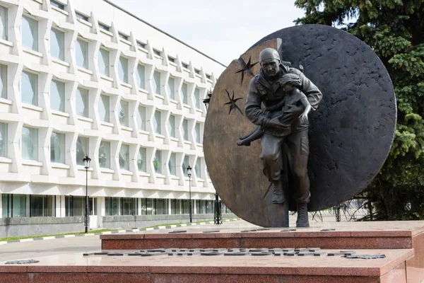Dmitry Razumovsky, dekolmanı Vympel, Beslan içinde rehinelerin bırakılması sırasında ölen bir Yarbay başkanı onuruna bir anıt. Rusya kahramanı. Rusya, Ulyanovsk. 25 Mayıs 2018