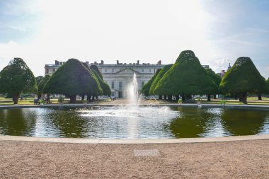 Hampton Court Sarayı, tuğla, İngiltere, çim, Halk Parkı. Londra, İngiltere - 21 Temmuz 2014: Hampton Court aslında Kardinal Thomas Wolsey'in, Kral Henry VIII, bir favori 1514 yaklaşık için yapılmıştır.
