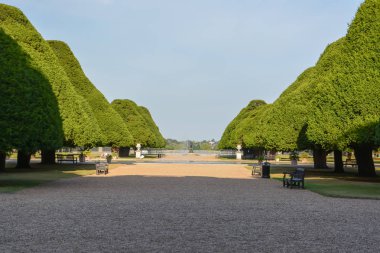Hampton Court Sarayı, tuğla, İngiltere, çim, Halk Parkı. Londra, İngiltere - 21 Temmuz 2014: Hampton Court aslında Kardinal Thomas Wolsey'in, Kral Henry VIII, bir favori 1514 yaklaşık için yapılmıştır.