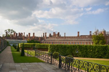 Hampton Court Sarayı, tuğla, İngiltere, çim, Halk Parkı. Londra, İngiltere - 21 Temmuz 2014: Hampton Court aslında Kardinal Thomas Wolsey'in, Kral Henry VIII, bir favori 1514 yaklaşık için yapılmıştır.