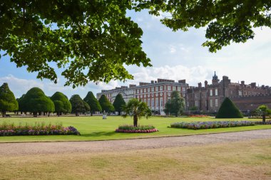 Hampton Court Sarayı, tuğla, İngiltere, çim, Halk Parkı. Londra, İngiltere - 21 Temmuz 2014: Hampton Court aslında Kardinal Thomas Wolsey'in, Kral Henry VIII, bir favori 1514 yaklaşık için yapılmıştır.