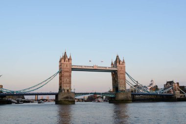 Tower Bridge Londra güneşli bir güzel. Temmuz, 23, 2014 - Londra, İngiltere.