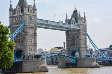 Tower Bridge Londra güneşli bir güzel. Temmuz, 23, 2014 - Londra, İngiltere.