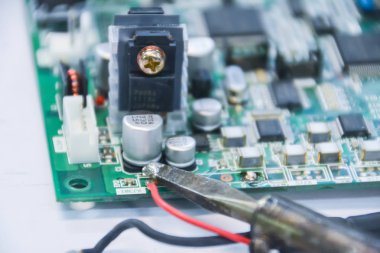 Lehimleme. Macrophotography. Tansör sensörü plaka üzerinde lehimleme. Mikroelektronik Mühendisliği ve Teknolojisi kavramı. Teknisyen elektronik komponent onarıyor. 