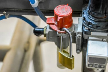 Etiket dışarı kilitleyin. Kilitleme tehlikeli enerji kaynağıdır. Basınçlı hava süreci Vana yalıtım etiketi dışarıda.