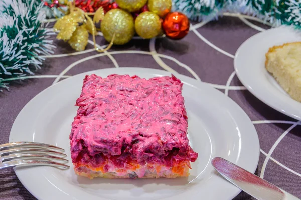 Giyinmiş ringa balığı veya altında bir kürk manto ringa balığı. Yeni yıl sembolü. Geleneksel Rus yemekleri. Noel süslemeleri içinde belgili tanımlık geçmiş. Yeni yıl kavramı.