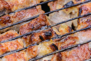 Metal ızgara (ızgara) yemek ızgara kebap. Dumanlı Barbekü, kavrulmuş et pişirilir. Barbekü taze domuz eti et chop dilimleri kadar kapatın. Geleneksel Doğu çanak, şiş kebap.